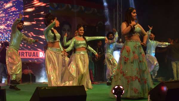 Crowds gathered to watch Pranjal Dahiya's dance, arrangements fell short...view photos