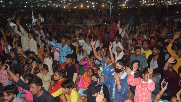 Crowds gathered to watch Pranjal Dahiya's dance, arrangements fell short...view photos