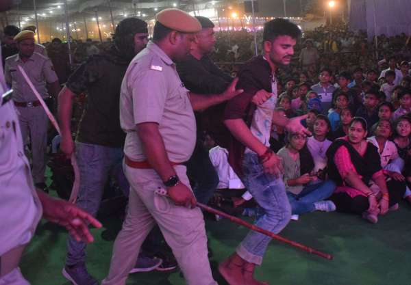 Crowds gathered to watch Pranjal Dahiya's dance, arrangements fell short...view photos