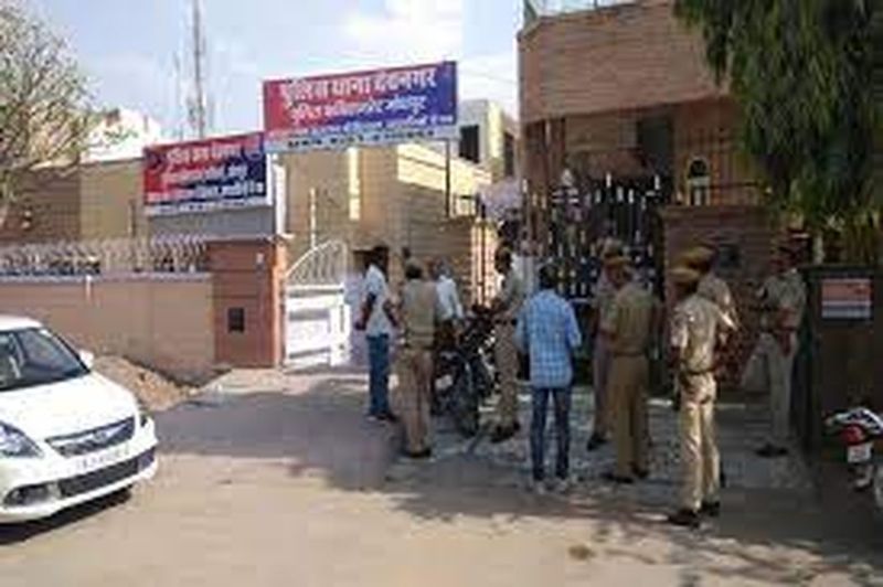 Robbery with lady : महिला से बैग लूटा, नीचे गिरने से मां-बेटा चोटिल