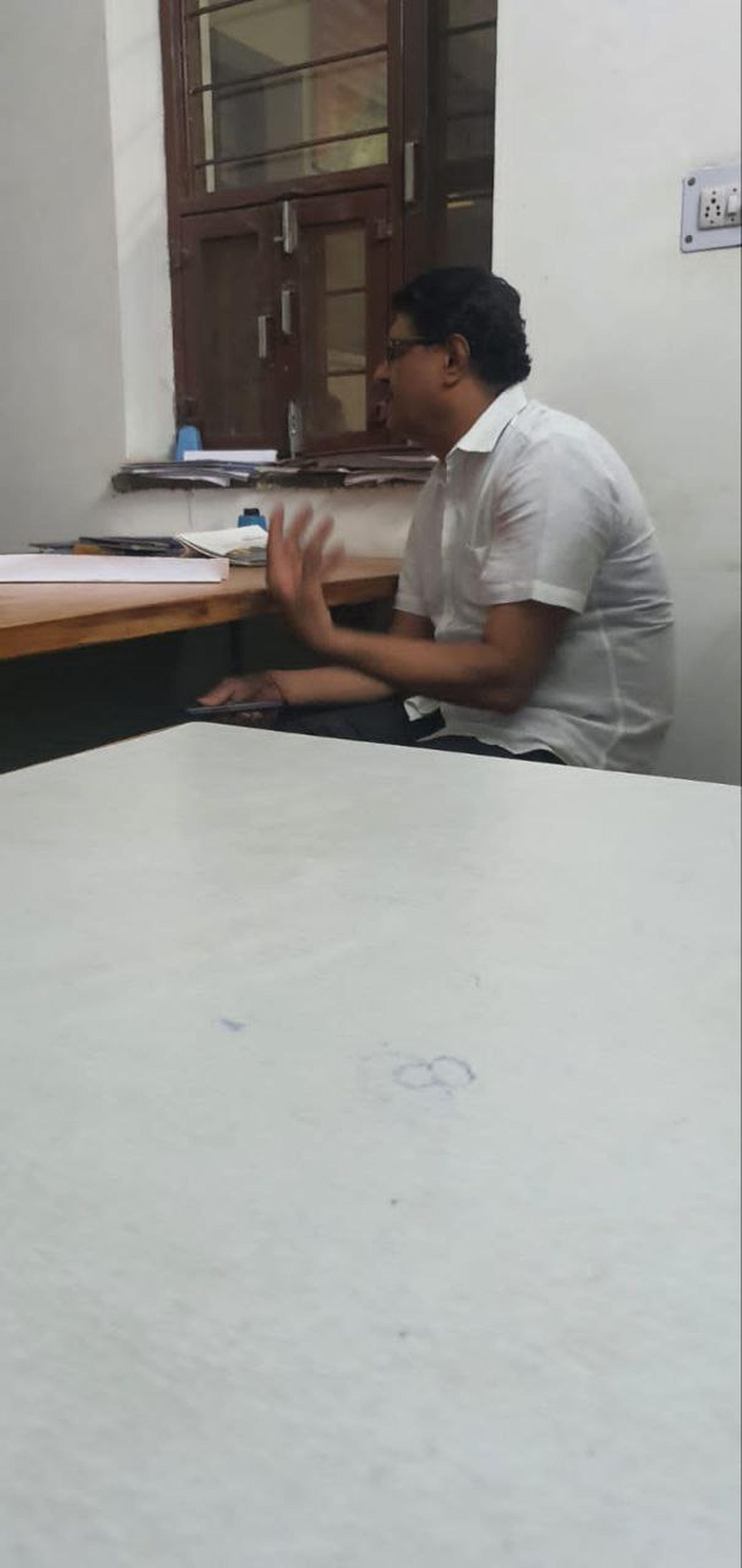 रेडियोग्राफर डॉक्टर बन चला रहा था क्लिनिक, पुलिस को सौंपा