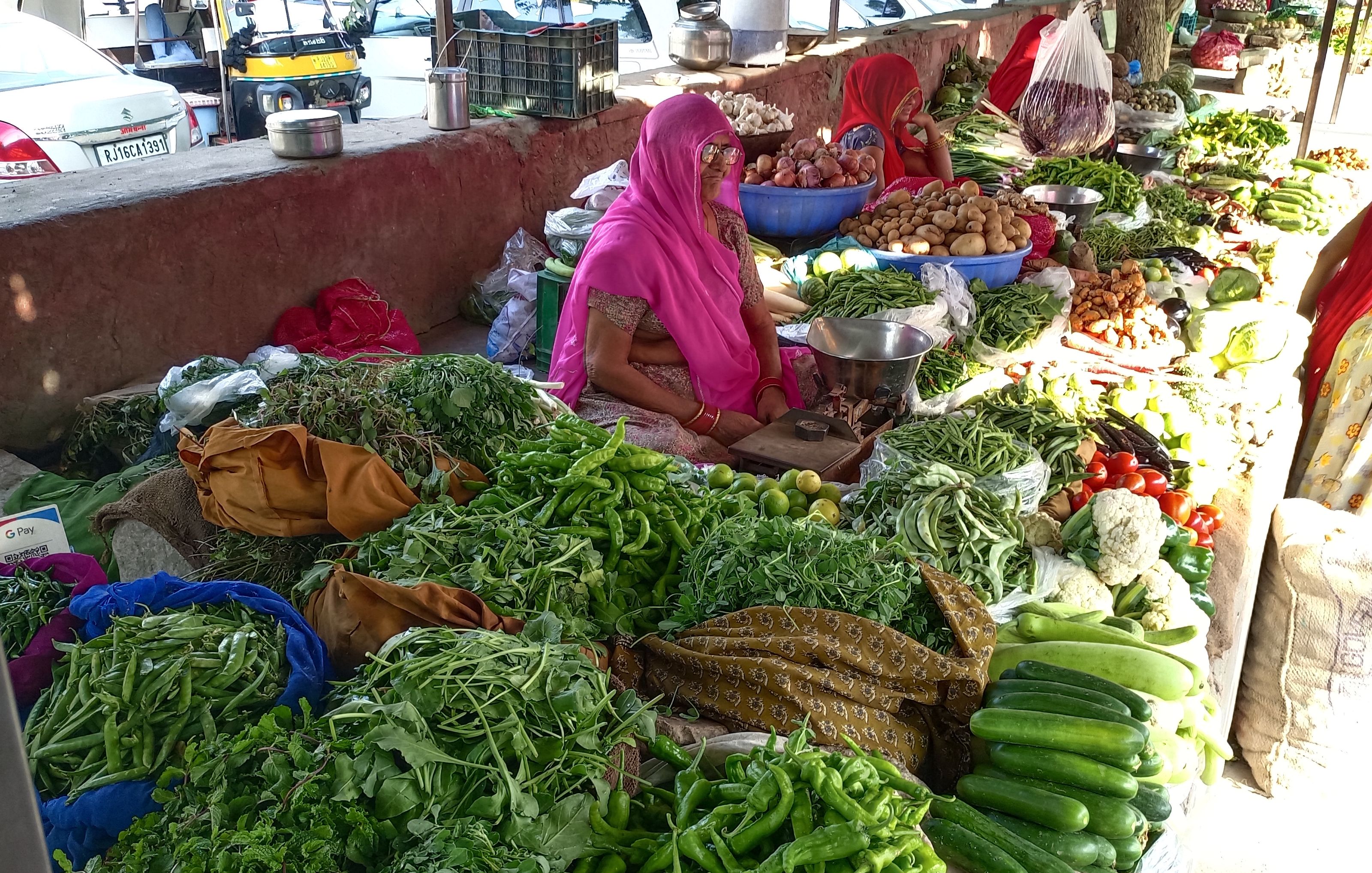 रसोई में महंगाई का तड़का, साग-सब्जी के साथ गेहूं व खाद्य तेल में भी उछाल