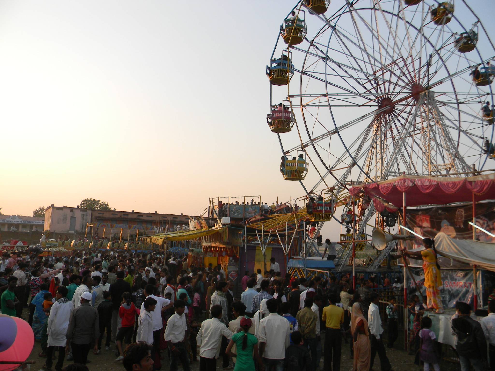 मंदिर के दर्शनार्थ उमड़ रही श्रद्धालुओं की भीड़