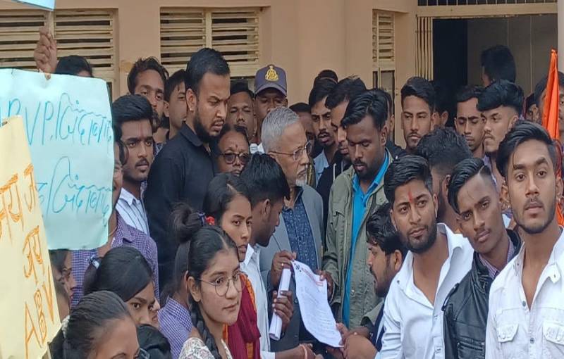 Education: अभाविप के नेतृत्व में सैकड़ों छात्रों ने किया विश्वविद्यालय में प्रदर्शन