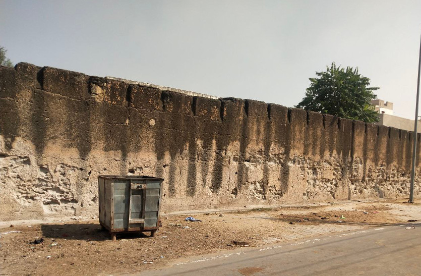 ratan_nagar_security_wall.jpg