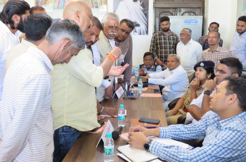 जनसुनवाई : जिला कलक्टर ने जनता की समस्याएं सुनकर निराकरण के निदए निर्देश