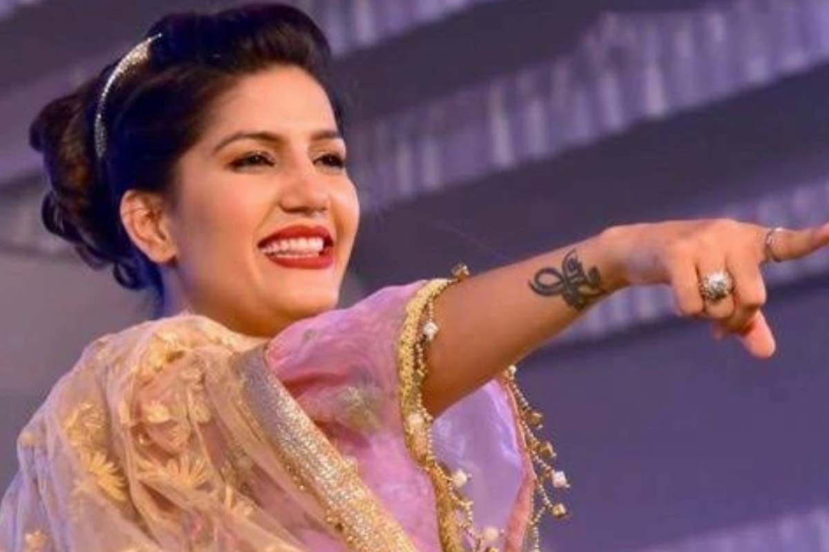 अचानक ही बीच सड़क पर नाचने लगीं Sapna Choudhary