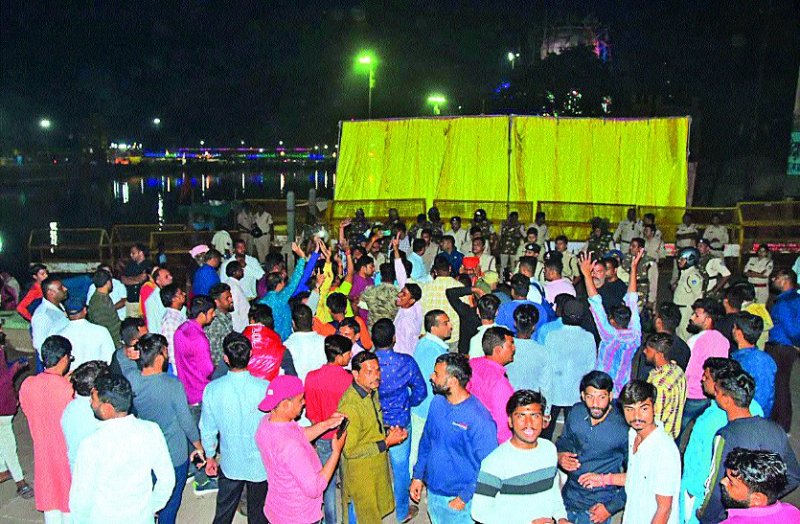 पुलिस और प्रशासनिक अधिकारियों ने शांत कराया विवाद