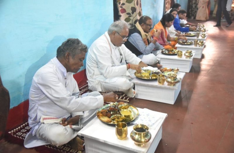 भेंट-मुलाकात : CM भूपेश बघेल ने चौसेला, गुलगुला भजिया के साथ लाखड़ी भाजी और मुनगा का लिया आनंद, कलेक्टर-एमएलए के अलावा ये नेता रहे साथ