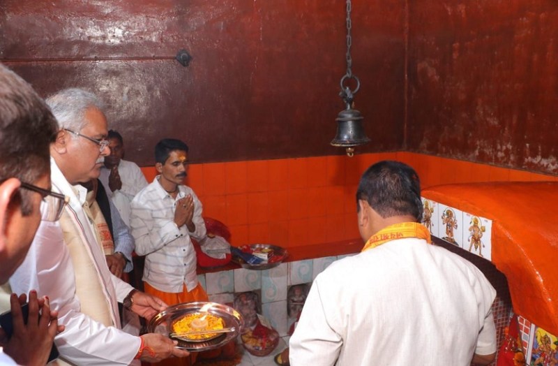 cm_bhupesh_in_temple.jpg