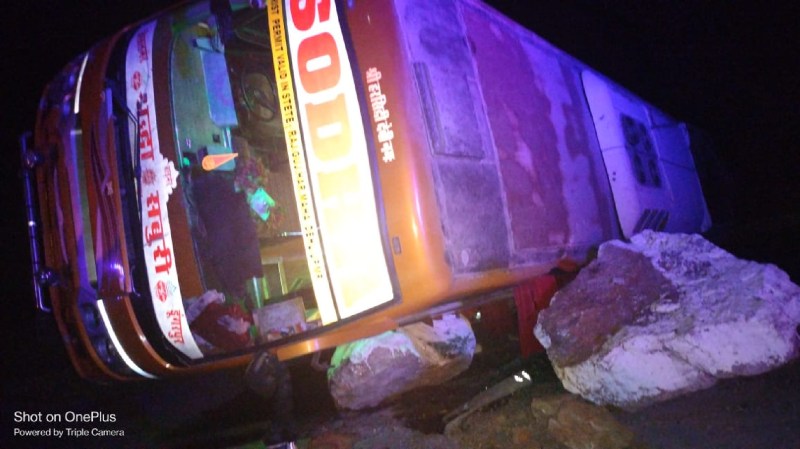 सवारियों से भरी बस व ट्रोले की भिड़न्त के बाद दोनों वाहन पलटे, 9 जने घायल, मची चीख पुकार