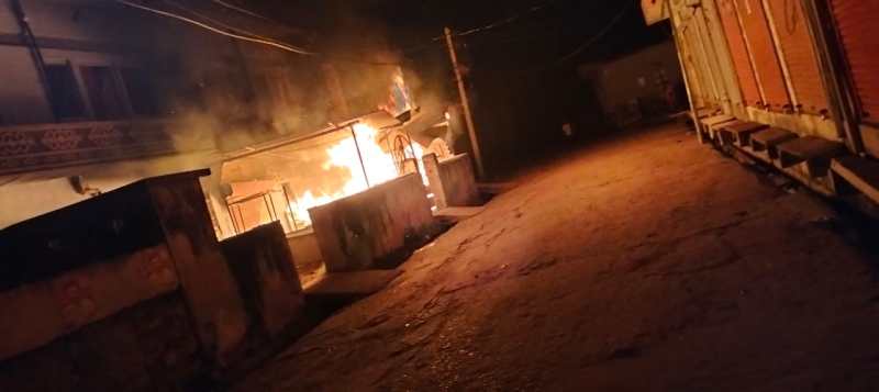 एक रात में तीन जगह आग, ग्रामीणों ने लगाया जाम...दुकानें बंद कर किया