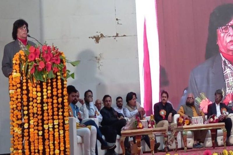 हर घड़ी कुछ हुनर चाहिए बाजार में रहने के लिए....