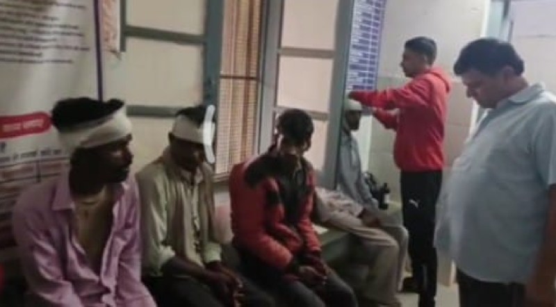 सवारियों से भरी जीप पलटी, 6 यात्री हुए घायल, मची अफरा तफरी