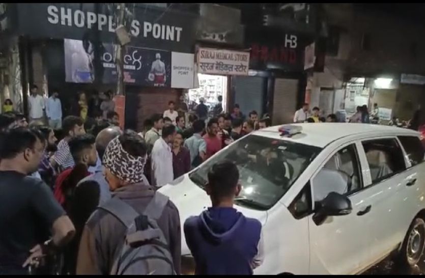 देर शाम व्यस्त सड़क पर खड़ी कर दी नीली बत्ती गाड़ी, जमाने लगा धौंस