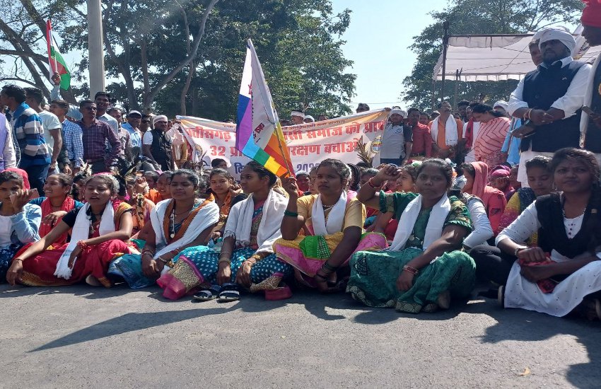 आरक्षण बचाओ की मांग को लेकर आदिवासी समाज ने किया चक्काजाम, पारंपरिक वेशभूषा के साथ शामिल हो रहे लोग
