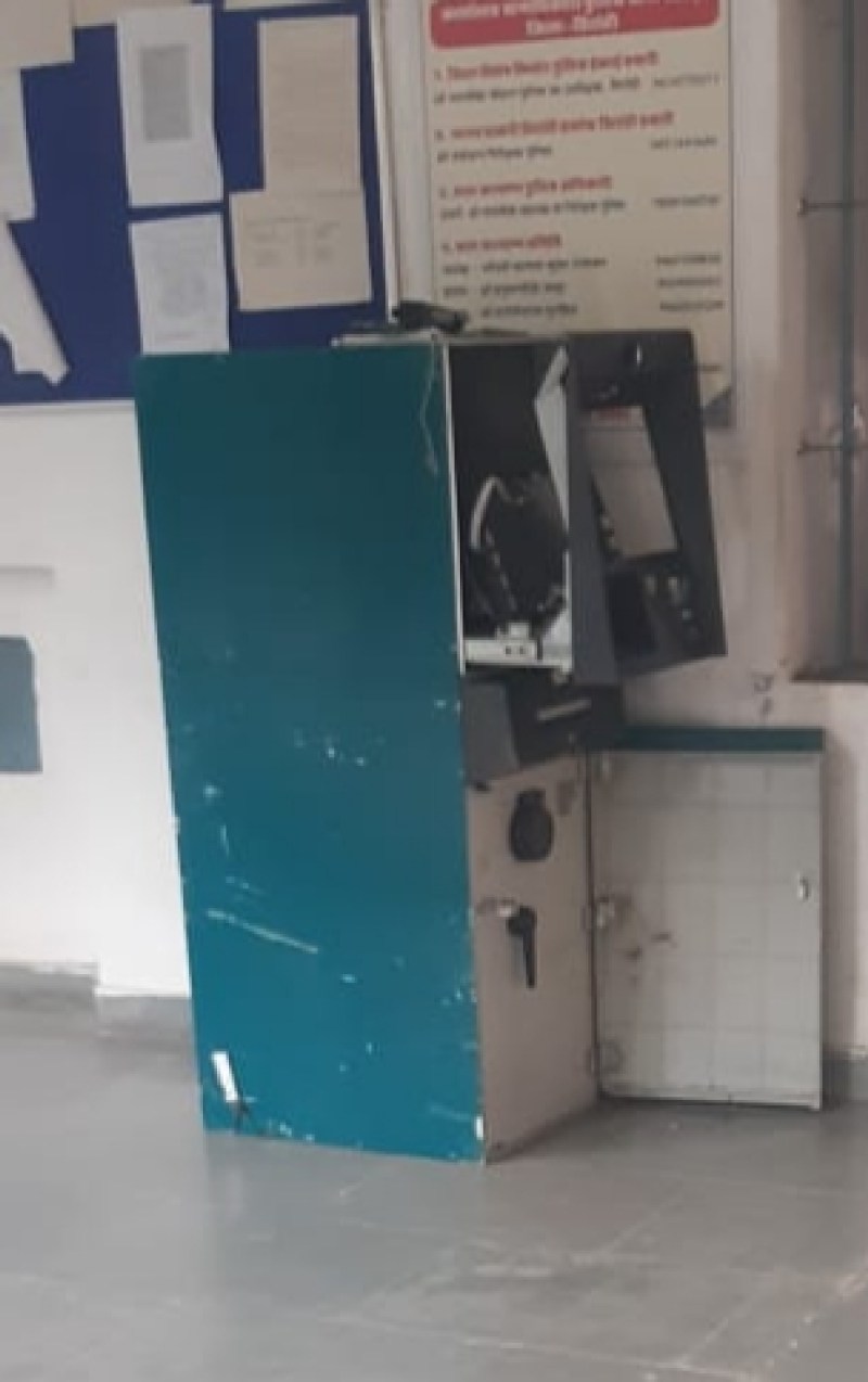 राजस्थान में यहां विवि गार्ड की सजगता से लुटेरे सडक पर छोड भागे नोटों से भरी एटीएम मशीन