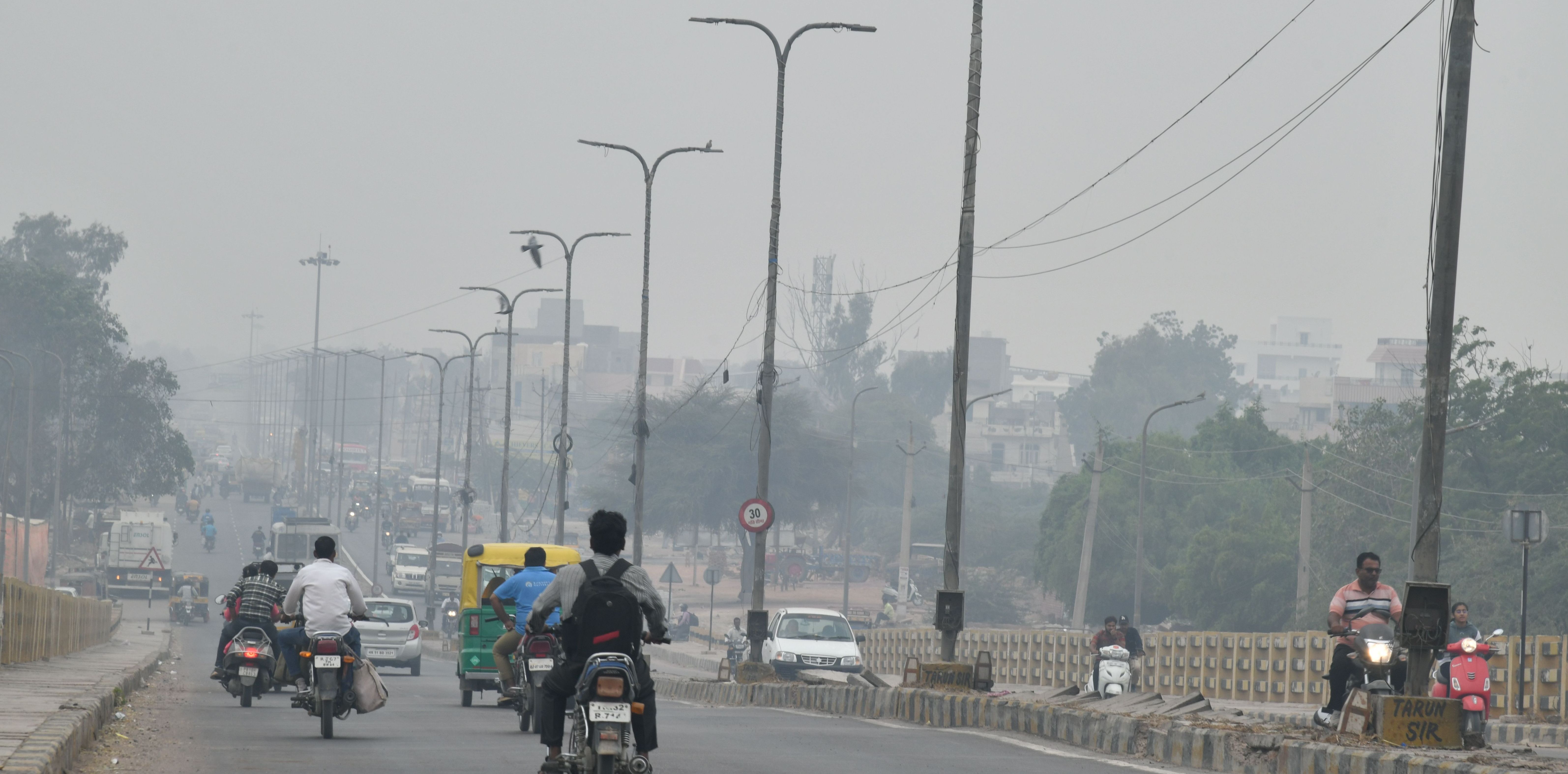 बारिश से गिरा तापमान, कटी फसलें भीगने से नुकसान