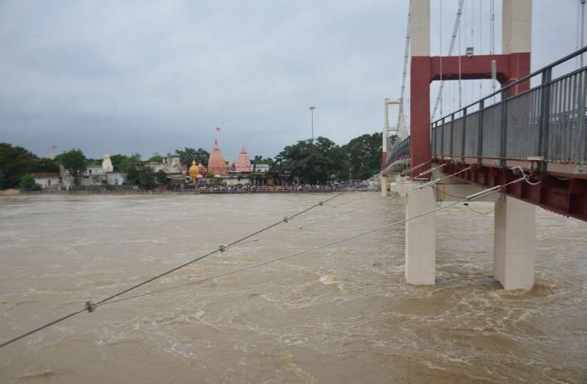 खारून नदी के महा देवघाट पर बने लक्ष्मण झूला