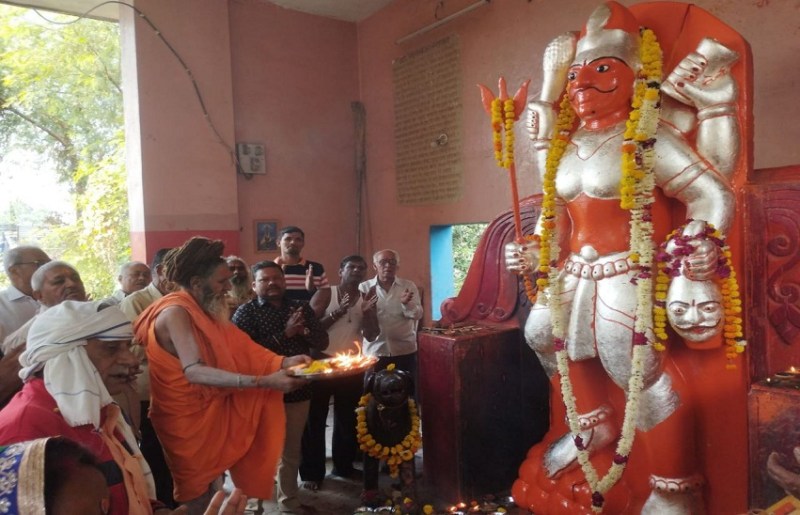 Dharma-karma : 2 हजार कचौरियों का भोग लगाया, 5 हजार दीपों से आरती