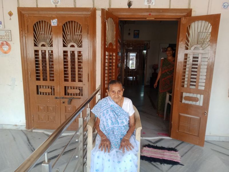 गुजरात में  अचंभित करती दो भाइयों की यह चुनावी जंग, जानिए,मां के संग