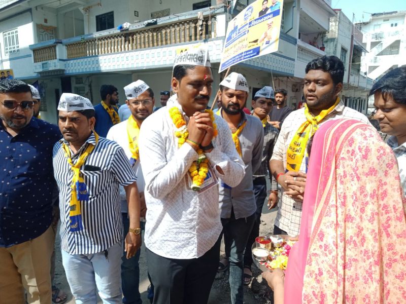 जानिए, गुजरात में आदिवासी वोटों के लिए आप और भाजपा क्या कर रहे