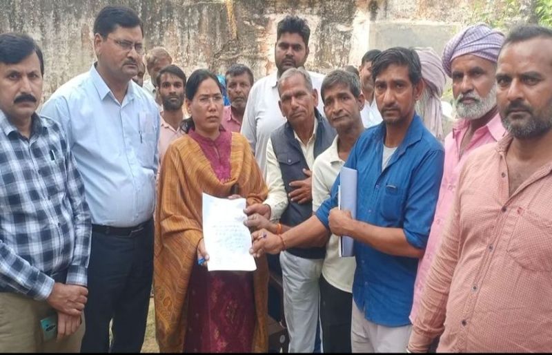 छात्रा से की थी शिक्षकों ने छेड़छाड़, स्कूल गेट पर ताला लगा प्रदर्शन