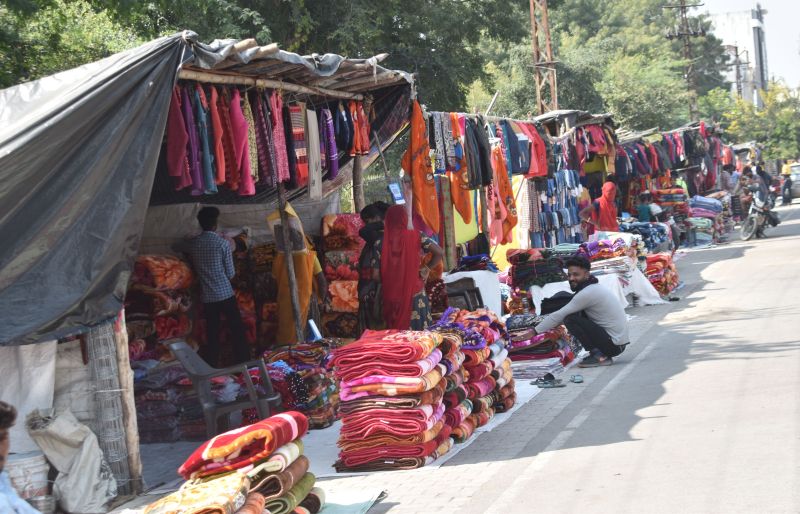बंजारा समाज के लोग पुश्तैनी काम छोड़कर कर रहे यह नया काम
