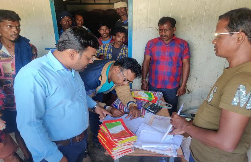 दस्तावेजों की जांच करते विभाग के अधिकारी।