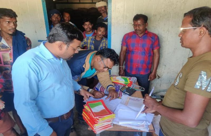 दस्तावेजों की जांच करते विभाग के अधिकारी।