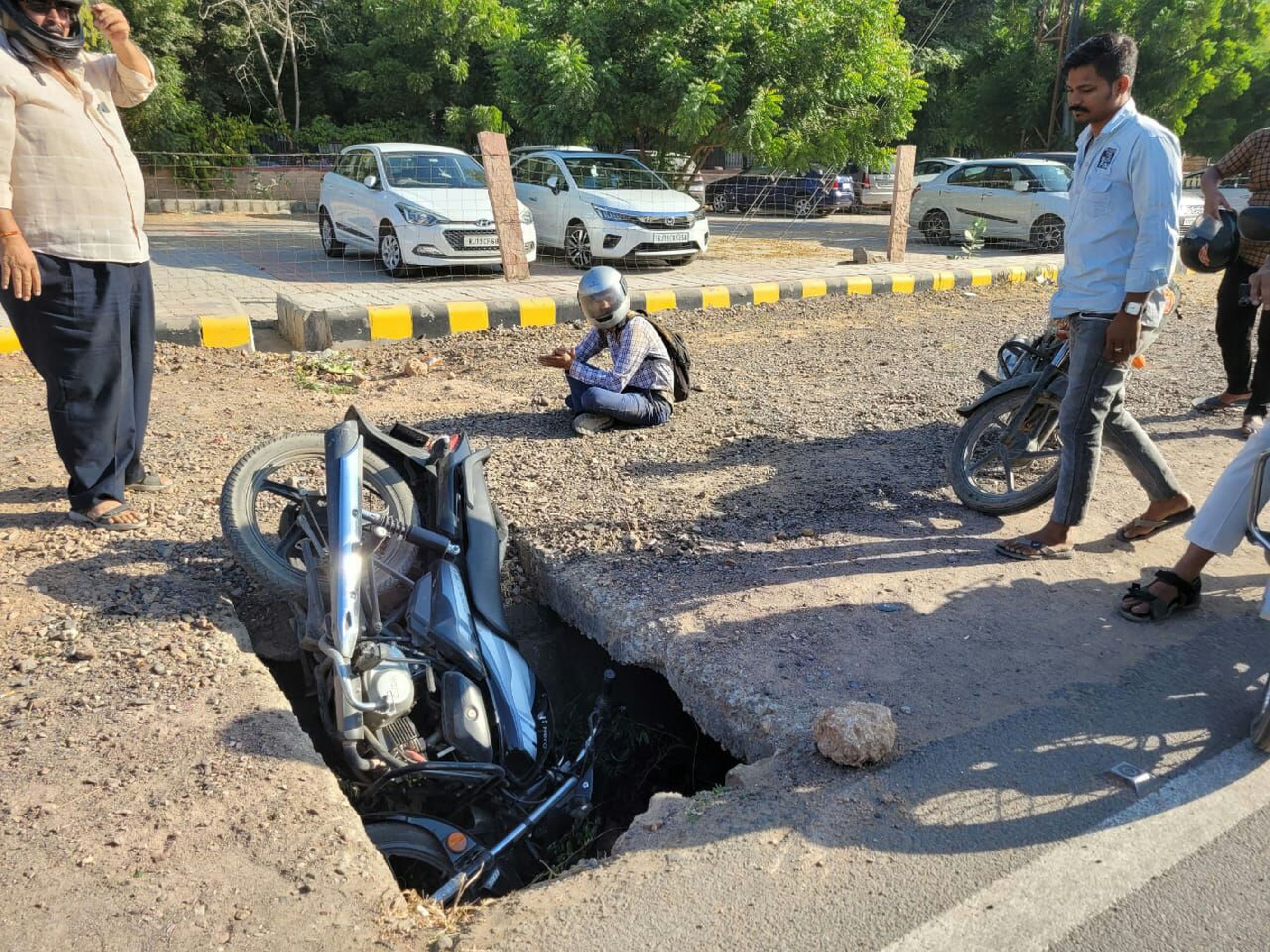 आंखें व मुंह के छाले दिखाने जा रहा प्रदीप, खुले नाले में गिर हताश होकर बैठ गया