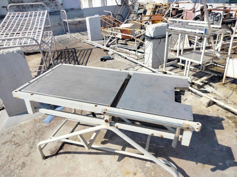 जिला अस्पताल के छत पर सडऩे फेंक दिए कई उपयोगी उपकरण और सामग्री