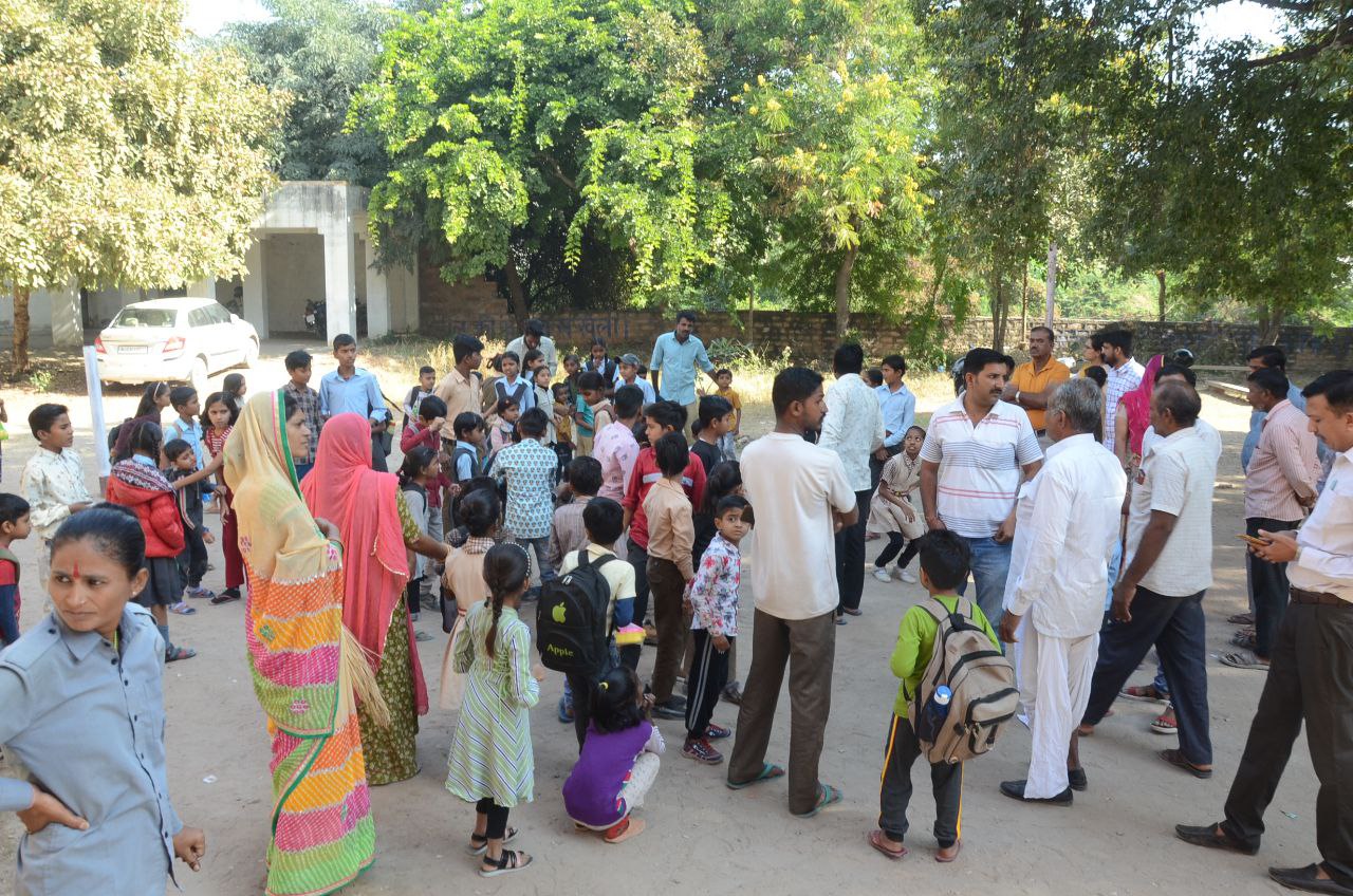 स्कूल को अंग्रेजी से फिर से हिंदी में रूपांतरित करने पर हंगामा