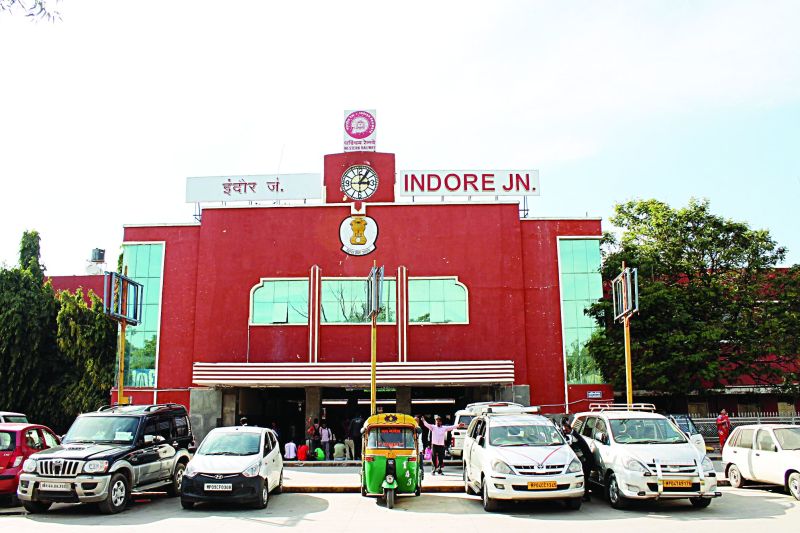 इंदौर रेलवे स्टेशन का पुनर्निर्माण बेपटरी