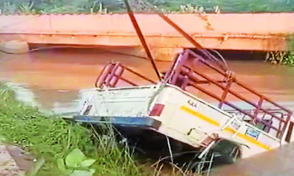 दूध से भरी बेकाबू पिकअप नहर में गिरी