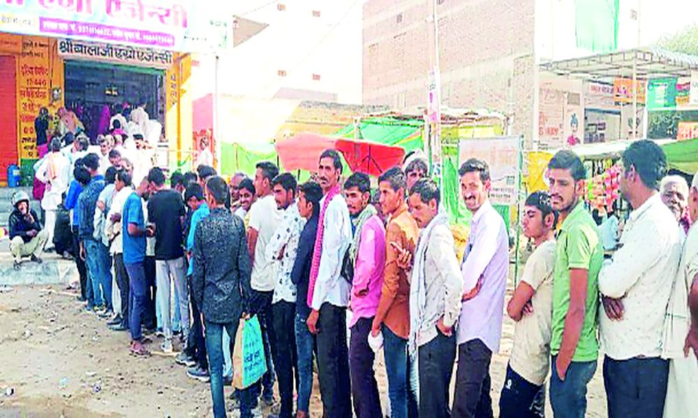 यूरिया नहीं मिली तो सड़क पर रोक दिया यातायात