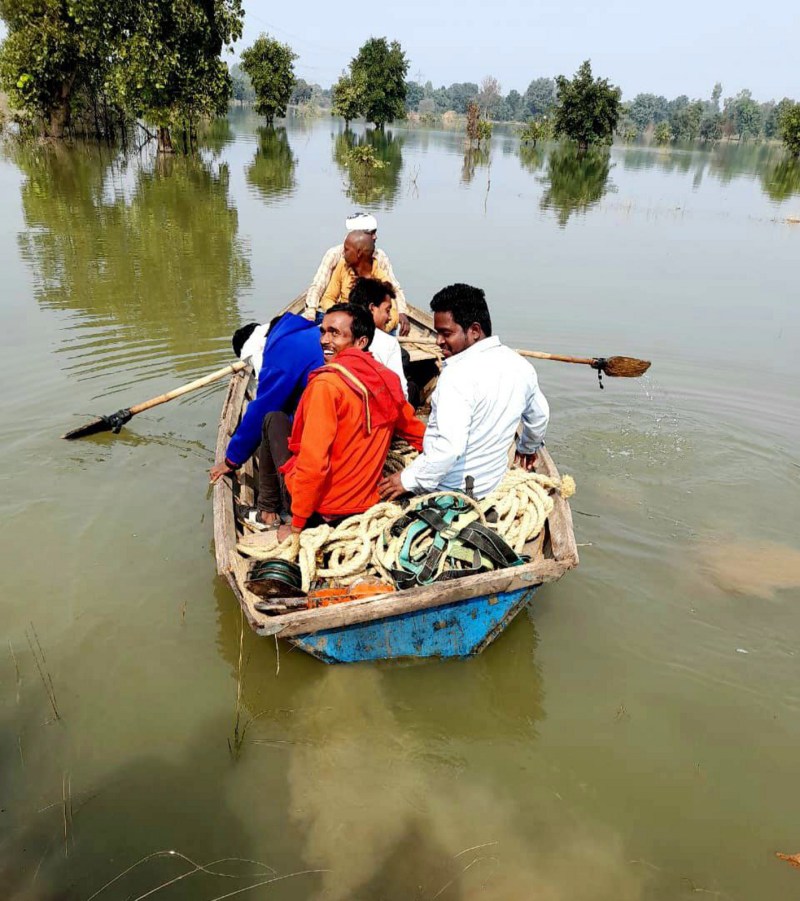 जलाशय के बीच विद्युत टावार में आया फाल्ट, दो किलोमीटर नाव से सुधार करने पहुंचे कर्मचारी