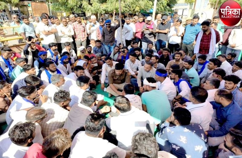 युवक की मौत के बाद माना प्रशासन, आर्थिक मदद देने की हामी, फिर किया अंतिम संस्कार