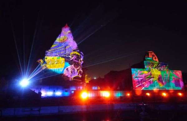 मण्डोर उद्यान स्थित देवल पर 3-डी प्रोजेक्शन मैपिंग लाइट एंड साउंड में लोगों का उत्साह 