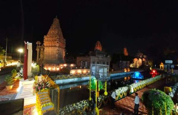 मण्डोर उद्यान स्थित देवल पर 3-डी प्रोजेक्शन मैपिंग लाइट एंड साउंड में लोगों का उत्साह 