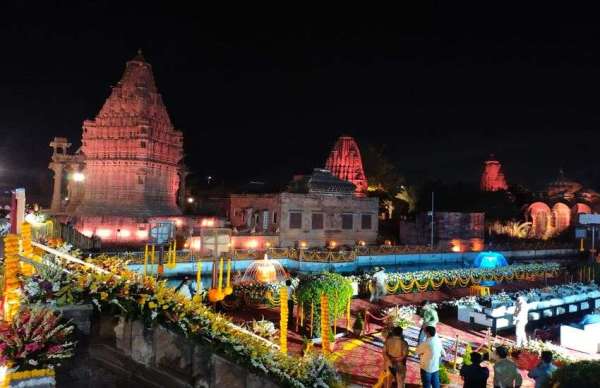 मण्डोर उद्यान स्थित देवल पर 3-डी प्रोजेक्शन मैपिंग लाइट एंड साउंड में लोगों का उत्साह 