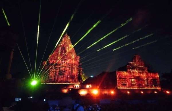 मण्डोर उद्यान स्थित देवल पर 3-डी प्रोजेक्शन मैपिंग लाइट एंड साउंड में लोगों का उत्साह 