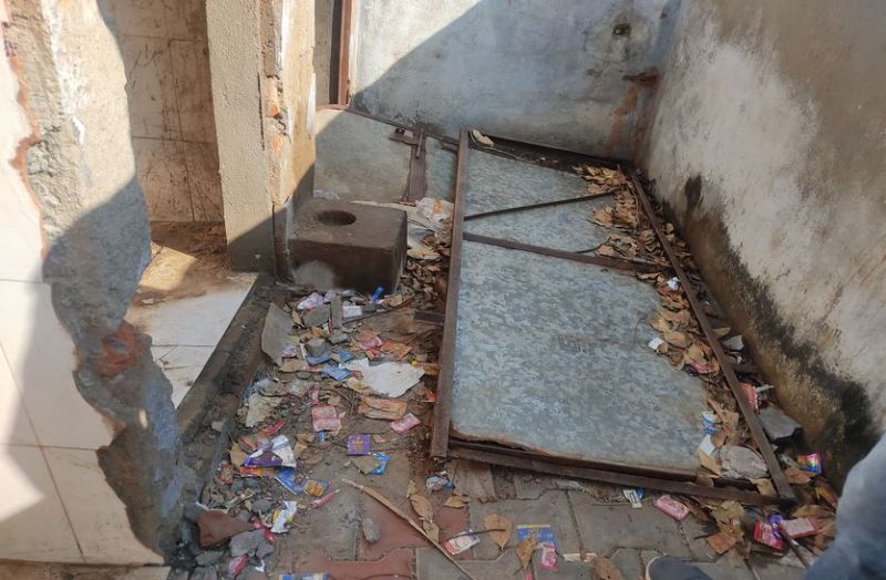 स्वच्छता के नारे हवा, शौचालय में गंदगी से विद्यार्थी परेशान