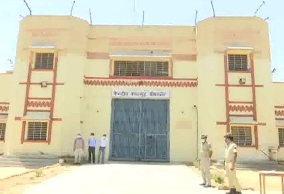 जेल में बंदी को चालानी गार्ड ने मोबाइल पहुंचाया, कांस्टेबल सस्पेंड