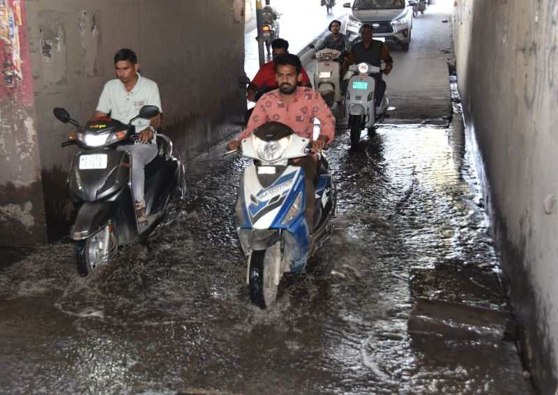 तंत्र की यह कैसी चाल: बिन बरसात अंडरब्रिज में पानी, भीलवाड़ा की जनता हो रही परेशान