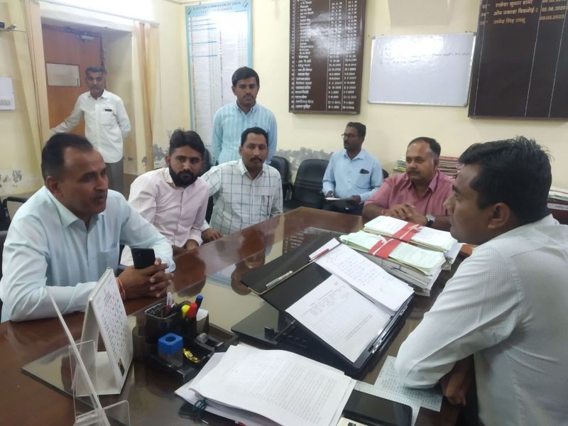 धरनार्थियों पर गाड़ी चढ़ाने का आरोप, प्रशासन से मांगी सुरक्षा