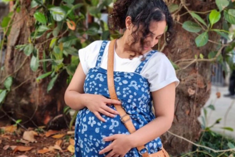 इस फेमस एक्ट्रेस ने शेयर की 'बेबी बंप' की Photo