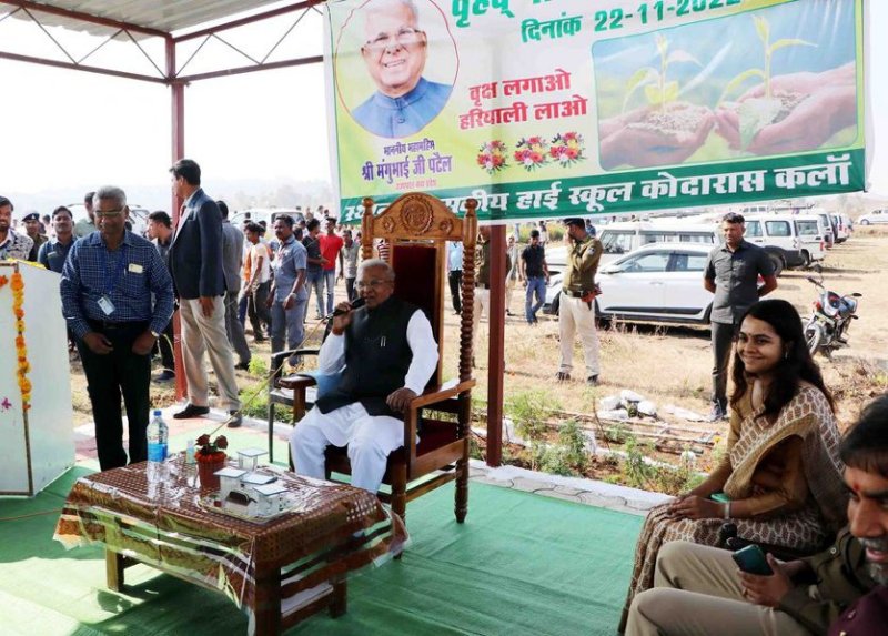 चौपाल में ग्रामीणों से जानी सरकारी योजनाओं के क्रियान्वयन की स्थिति