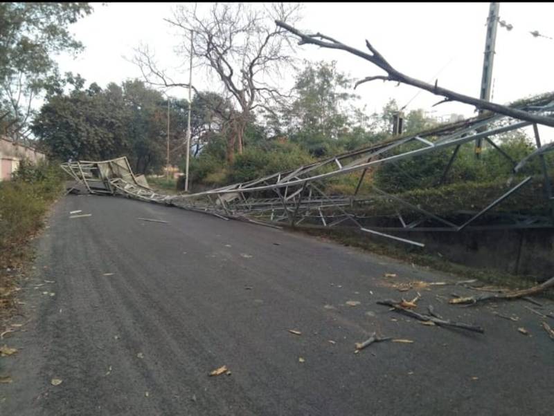 Due to the opening of the coupling, half a dozen coaches of the train collided with the lighting tower, fell on the road, a big accident could have happened