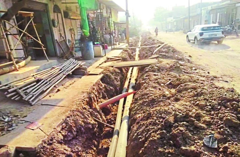 सात दिन से पानी को तरसे क्षेत्र के लोग, विद्युत वितरण निगम ने तोडी पेयजल आपूर्ति लाईन